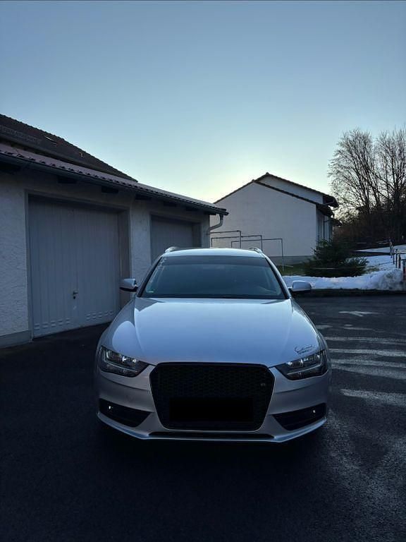 Silber Gebraucht 2012 Audi A4 Ambiente Kombi | 9.500 € (Fairer Preis) - Bild 1/4
