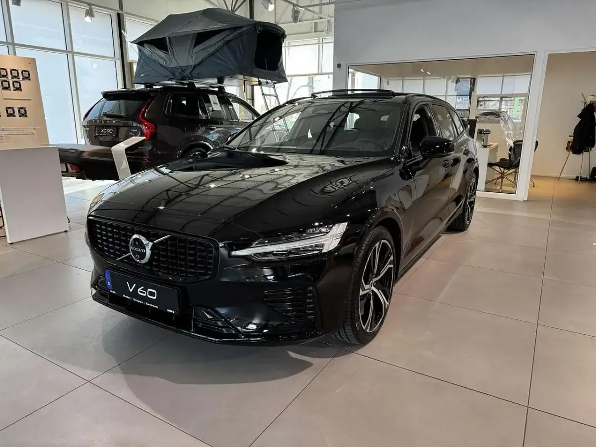 Neu Volvo V60 Plus 253 PS (186 kW) 2026 Onyx black / metallic Kombi