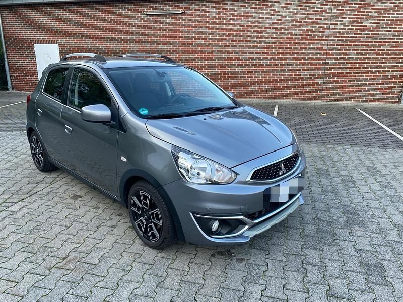 Grau Gebraucht 2018 Mitsubishi Space Star Edition Kleinwagen | 10.500 € (Guter Preis) - Bild 1/4