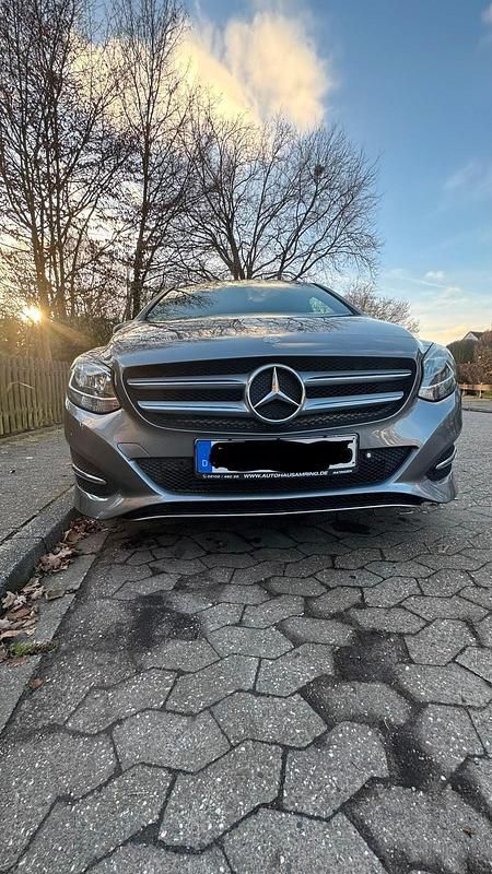 Grau Gebraucht 2016 Mercedes 180 Urban Limousine | 12.600 € (Superpreis) - Bild 1/4