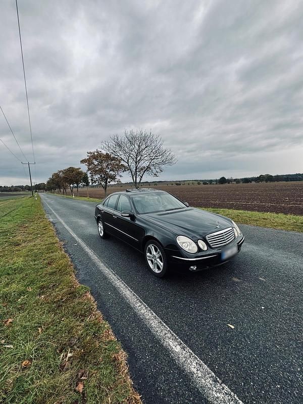 Second-hand Mercedes E200 Elegance 122 CP (89 kW) 2003 Negru Berlinǎ