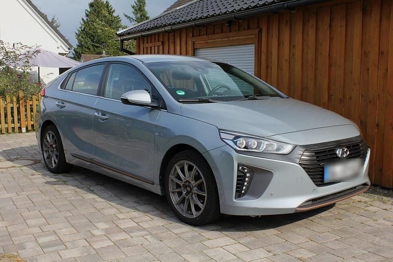 Grau Gebraucht 2017 Hyundai Ioniq Classic Limousine | 11.700 € (Fairer Preis) - Bild 1/4