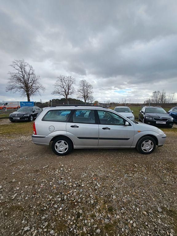 Usado Ford Focus Viva 101 CV (74 kW) 2004 Plateado Berlina