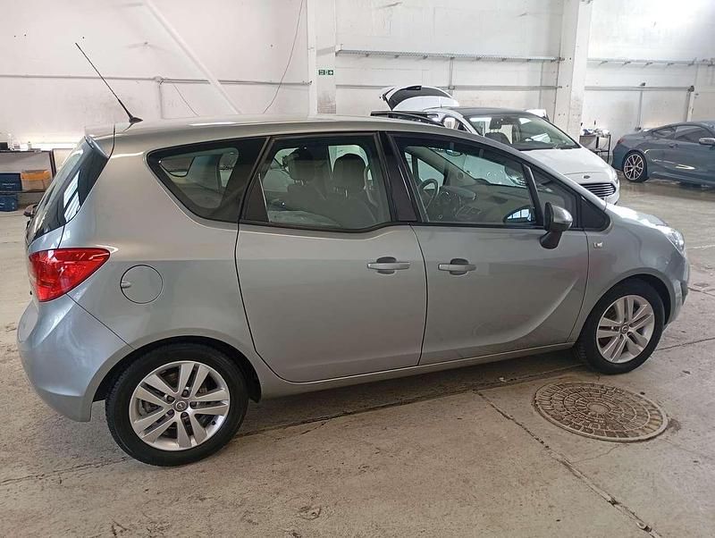 Gebraucht Opel Meriva 101 PS (74 kW) 2011 Silbersee/perl silber (m2) Van / Kleinbus