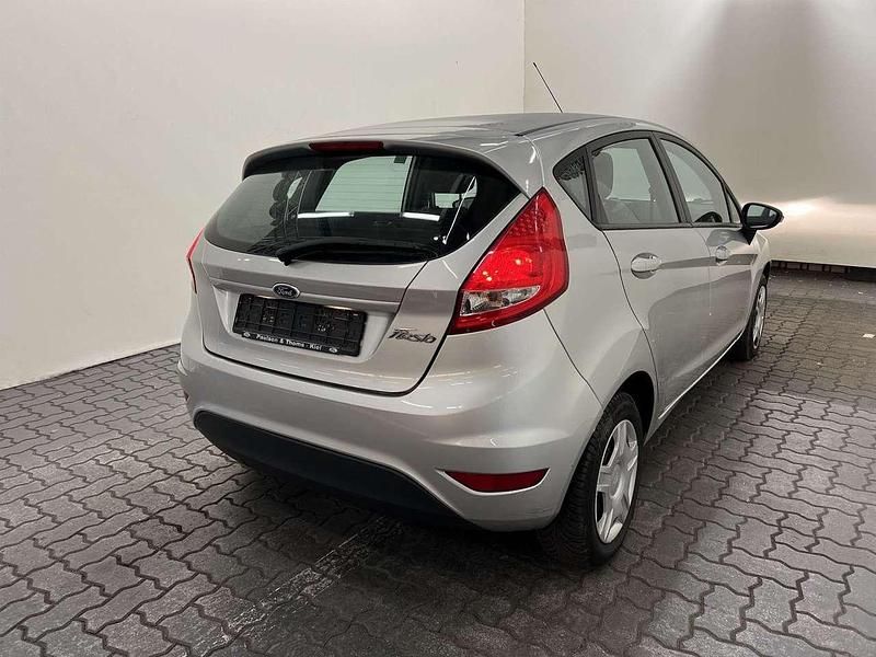 Gebraucht Ford Fiesta Trend 60 PS (44 kW) 2011 Polarsilber Kleinwagen