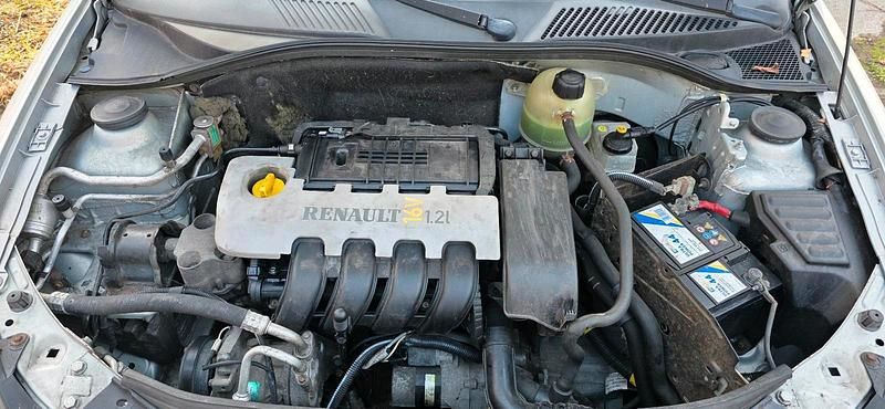 Gebraucht Renault Clio II 74 PS (54 kW) 2001 Silber Kleinwagen