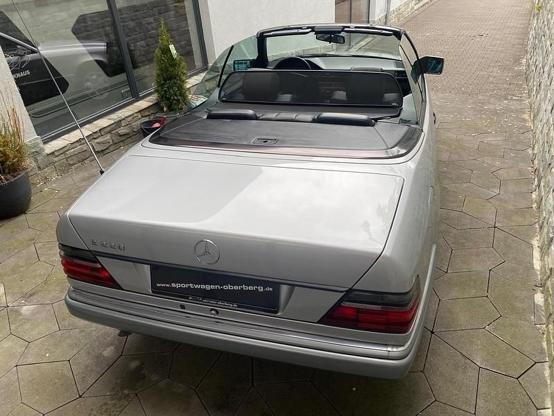 Gebraucht Mercedes E220 150 PS (110 kW) 1996 Silber Cabrio