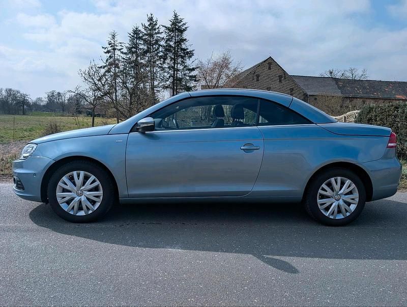 Gebraucht VW Eos 140 PS (102 kW) 2014 Blau Cabrio