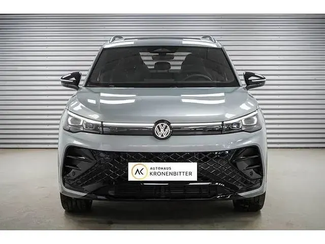 Neu VW Tiguan R-line 193 PS (141 kW) 2025 Oyster silver metallic SUV