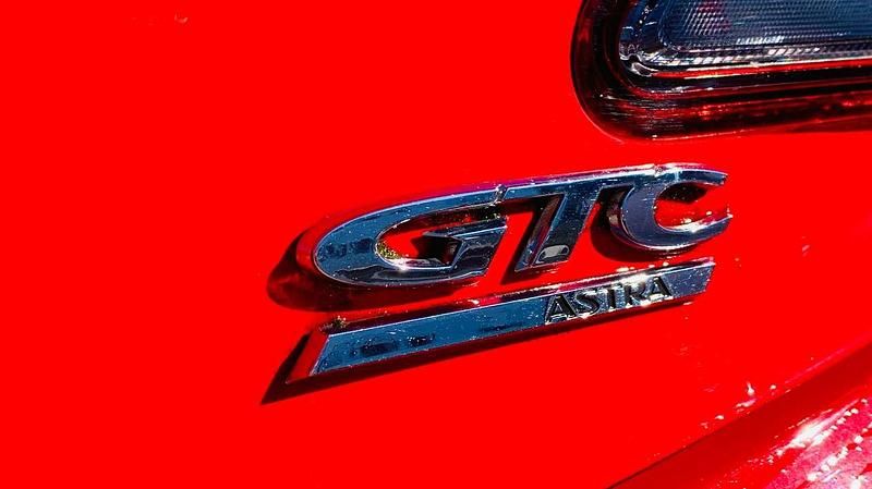 Gebraucht Opel Astra GTC 179 PS (131 kW) 2011 Rot Limousine