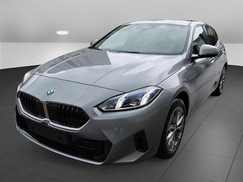 Grau Neu 2025 BMW 116 Performance Kleinwagen | 38.010 € (Teuer) - Bild 1/4