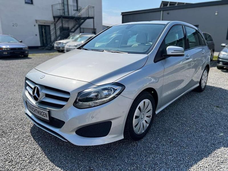 Polarsilber Gebraucht 2015 Mercedes 200 Limousine | 13.990 € (Fairer Preis) - Bild 1/4