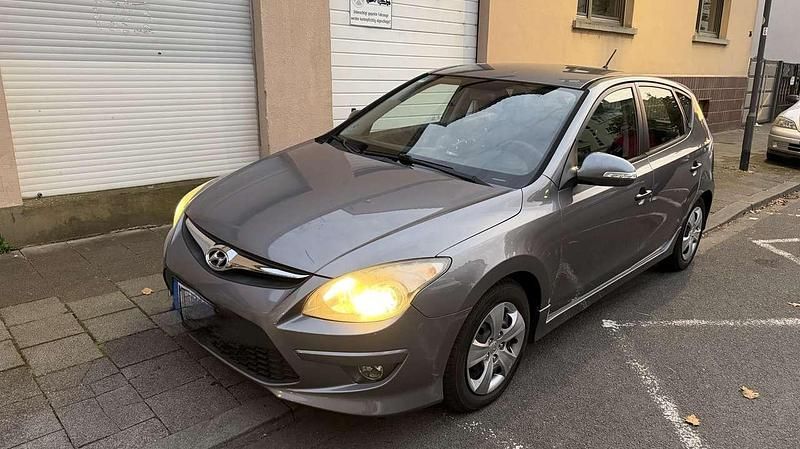 Grau Gebraucht 2011 Hyundai i30 Classic Limousine | 6.500 € (Teuer) - Bild 1/4