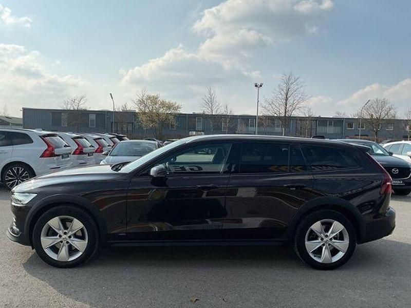 Gebraucht Volvo V60 CC 197 PS (144 kW) 2021 Maple brown metallic Kombi