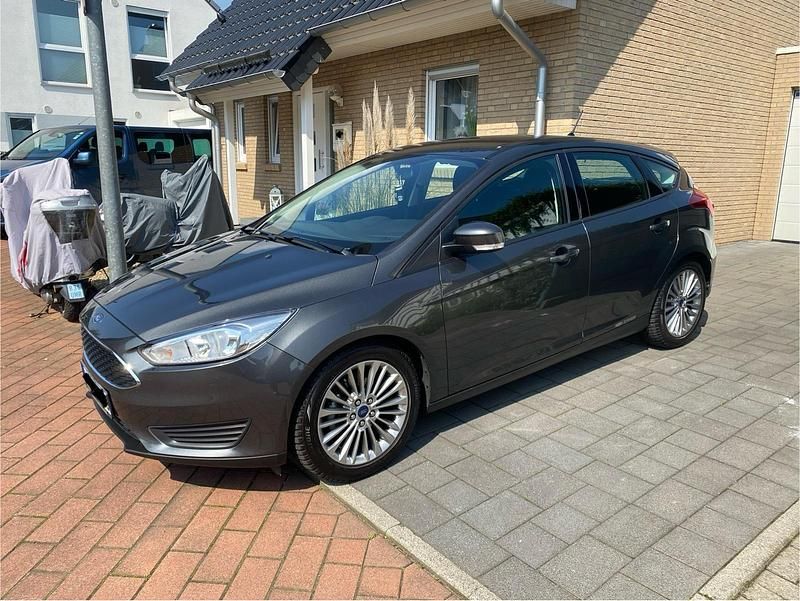 Grau Gebraucht 2018 Ford Focus Kleinwagen | 7.750 € (Fairer Preis) - Bild 1/4