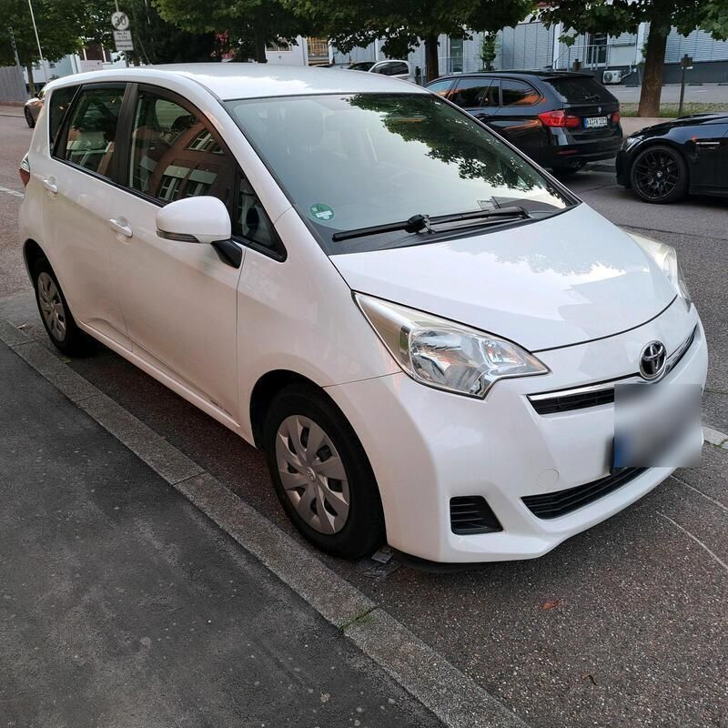 Weiß Gebraucht 2013 Toyota Verso-S Van / Kleinbus | 4.600 € (Fairer Preis) - Bild 1/4