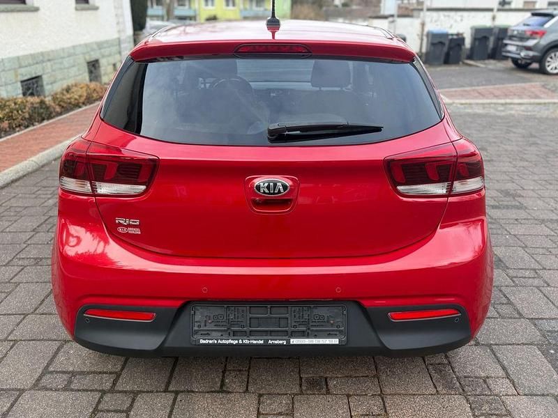 Gebraucht Kia Rio Spirit 99 PS (72 kW) 2017 Rot Limousine