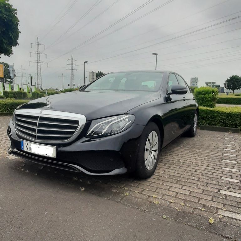 Schwarz Gebraucht 2020 Mercedes E220 Limousine | 17.900 € (Superpreis) - Bild 1/4