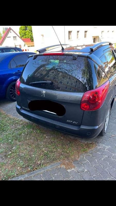 Grau Gebraucht 2010 Peugeot 207 Limousine | 1.750 € (Fairer Preis) - Bild 1/4