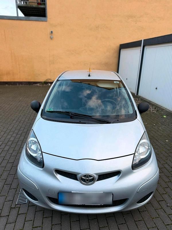 Gebraucht Toyota Aygo 68 PS (50 kW) 2009 Silber Kleinwagen