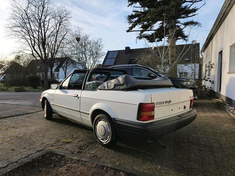 Gebraucht Ford Escort Cabriolet Ghia 73 PS (53 kW) 1990 Weiß Cabrio