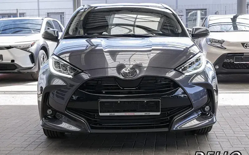 Neu Toyota Yaris Hybrid 116 PS (85 kW) 2025 Grau Limousine