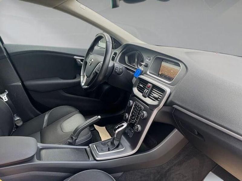 Gebraucht Volvo V40 Momentum 122 PS (89 kW) 2019 Schwarz Limousine