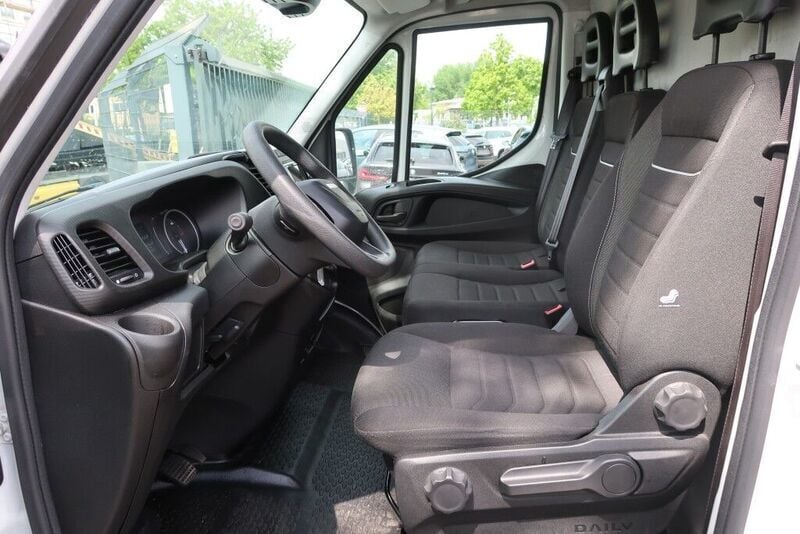 Gebraucht Iveco Daily 175 PS (128 kW) 2023 Weiß white ic 194 Van