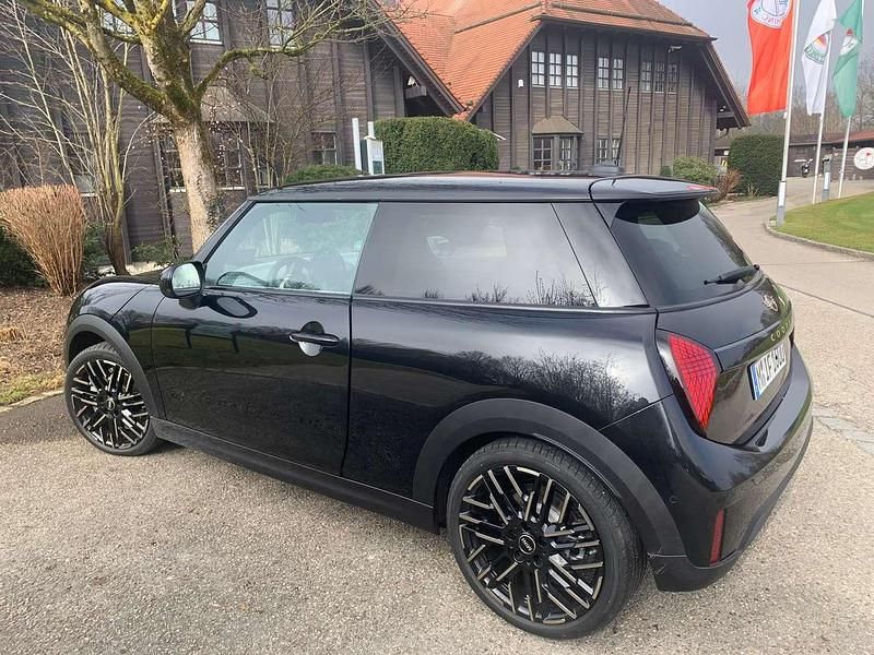 Gebraucht Mini Cooper Favoured 114 kW (156 PS) 2025 Schwarz Kleinwagen