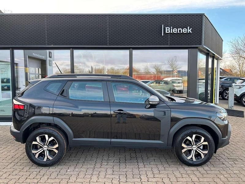 Black pearlschwarz Gebraucht 2025 Dacia Duster Expression SUV | 24.660 € (Fairer Preis) - Bild 1/4