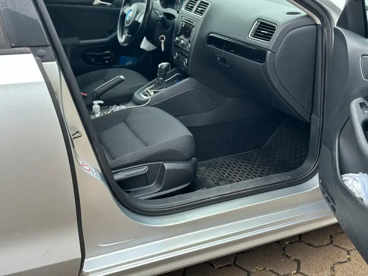 Gebraucht VW Jetta 150 PS (110 kW) 2011 Grau Limousine