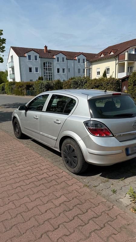 Używany Opel Astra 105 KM (77 kW) 2007 Srebrny Sedan/Limuzyna