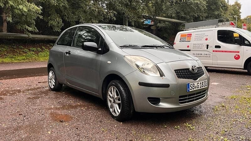 Grau Gebraucht 2008 Toyota Yaris Kleinwagen | 2.000 € (Guter Preis) - Bild 1/4