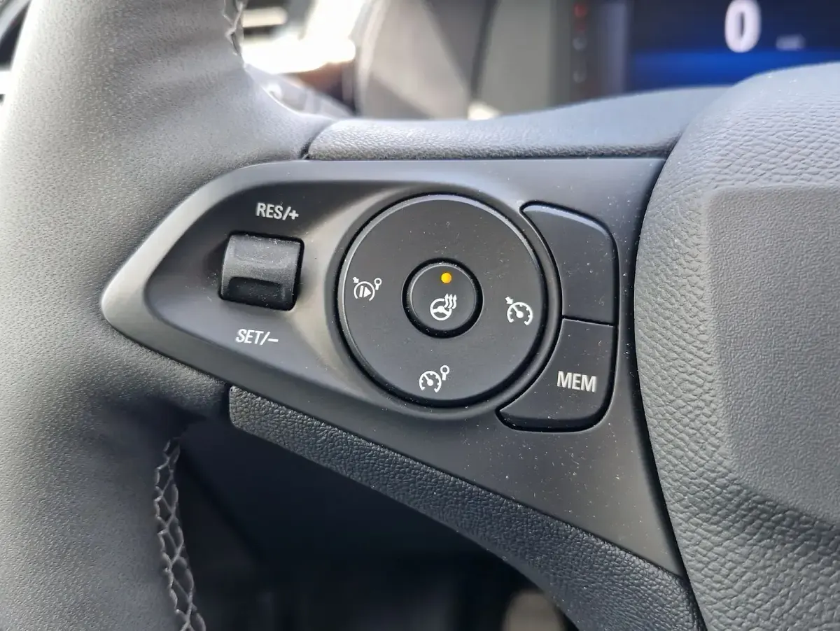 Gebraucht Opel Corsa 101 PS (74 kW) 2024 Silber metallic Kleinwagen