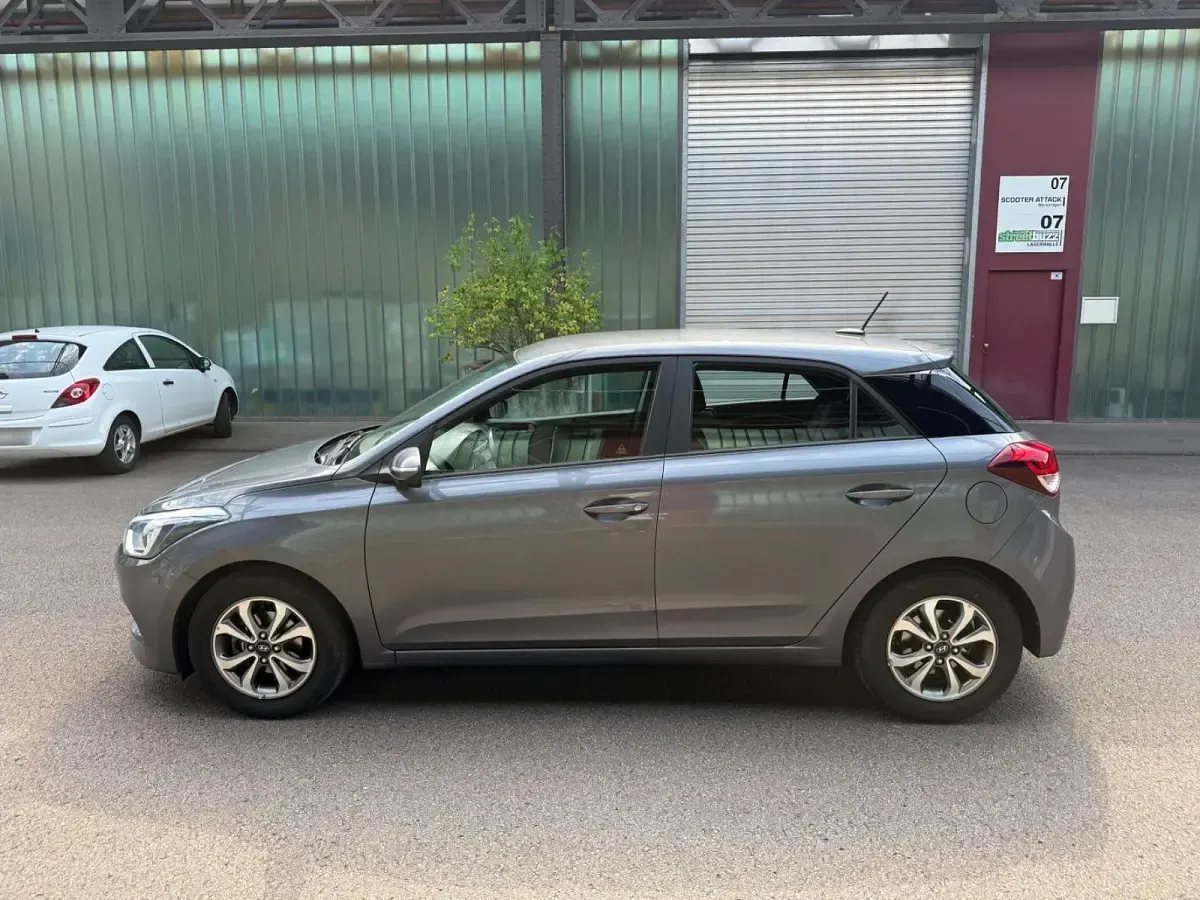 Gebraucht Hyundai i20 Active 84 PS (61 kW) 2018 Grau Kleinwagen