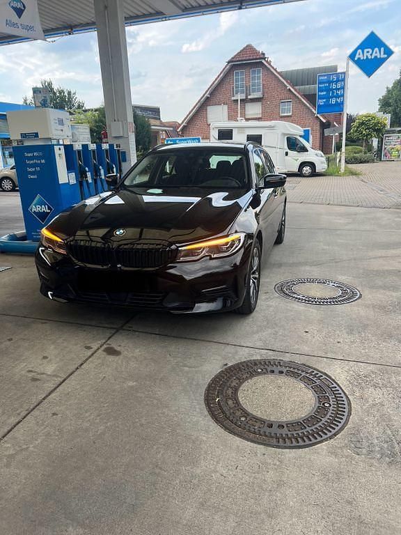 Schwarz Gebraucht 2021 BMW 320 Kombi | 26.000 € (Etwas zu teuer) - Bild 1/4
