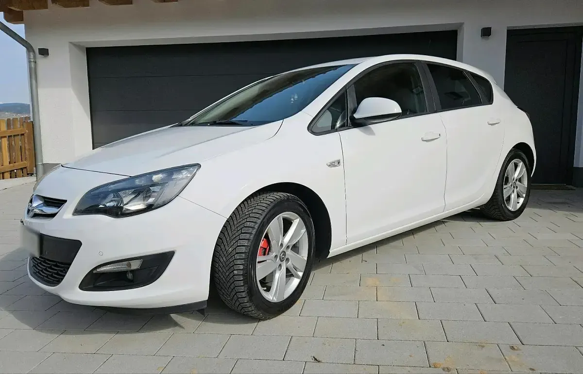 Używany Opel Astra 110 KM (80 kW) 2015 Biały Sedan/Limuzyna