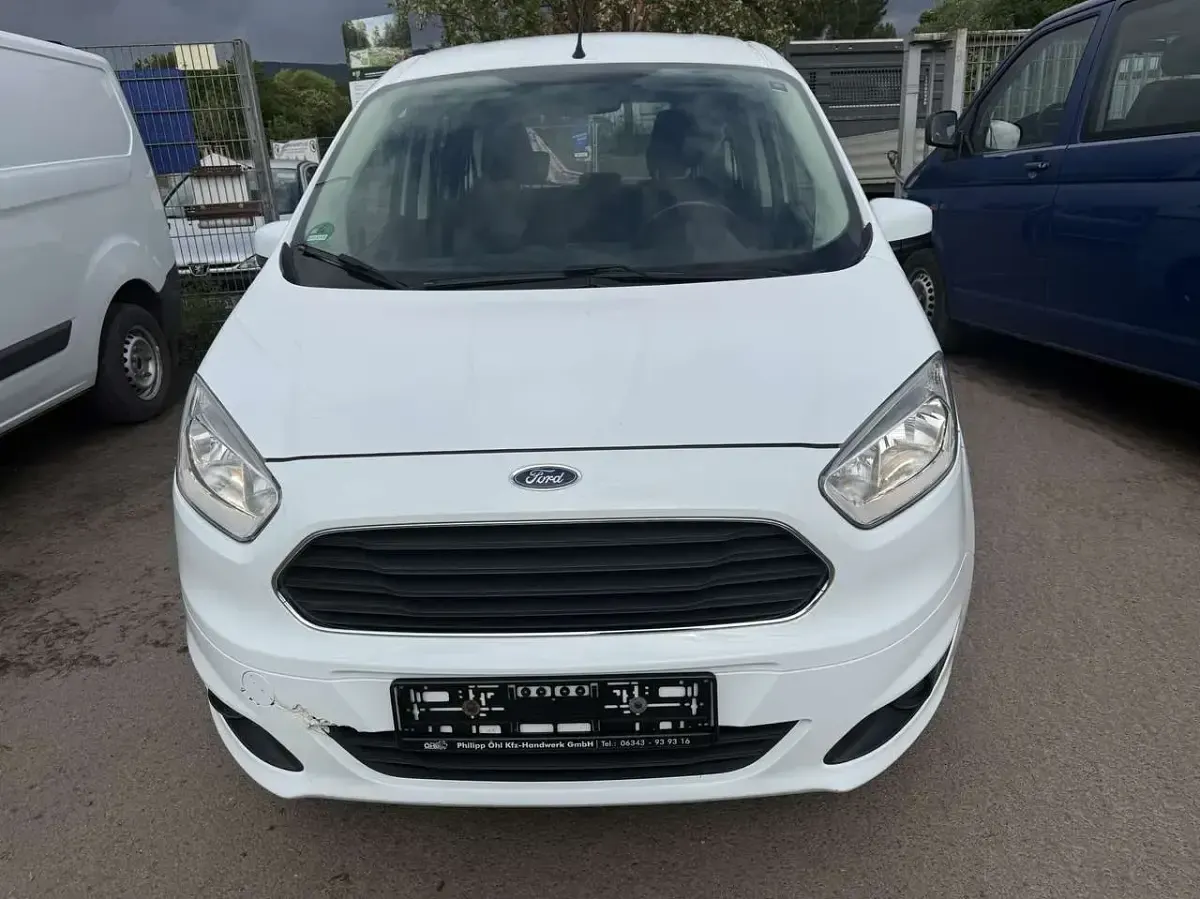 Gebraucht Ford Tourneo Courier Trend 101 PS (74 kW) 2015 Frostweiß Van / Kleinbus