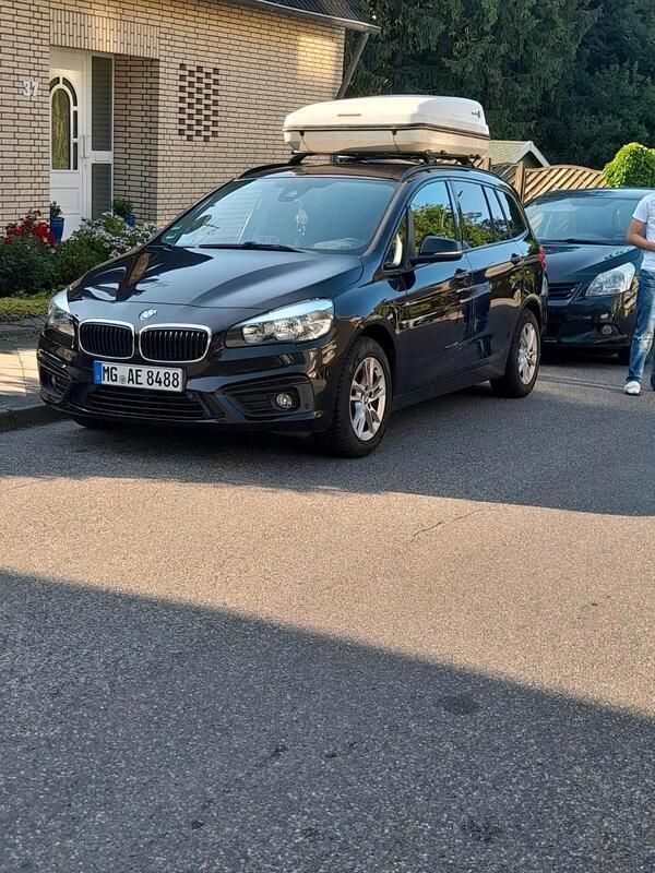 Braun Gebraucht 2016 BMW 218 Van / Kleinbus | 11.000 € (Teuer) - Bild 1/4