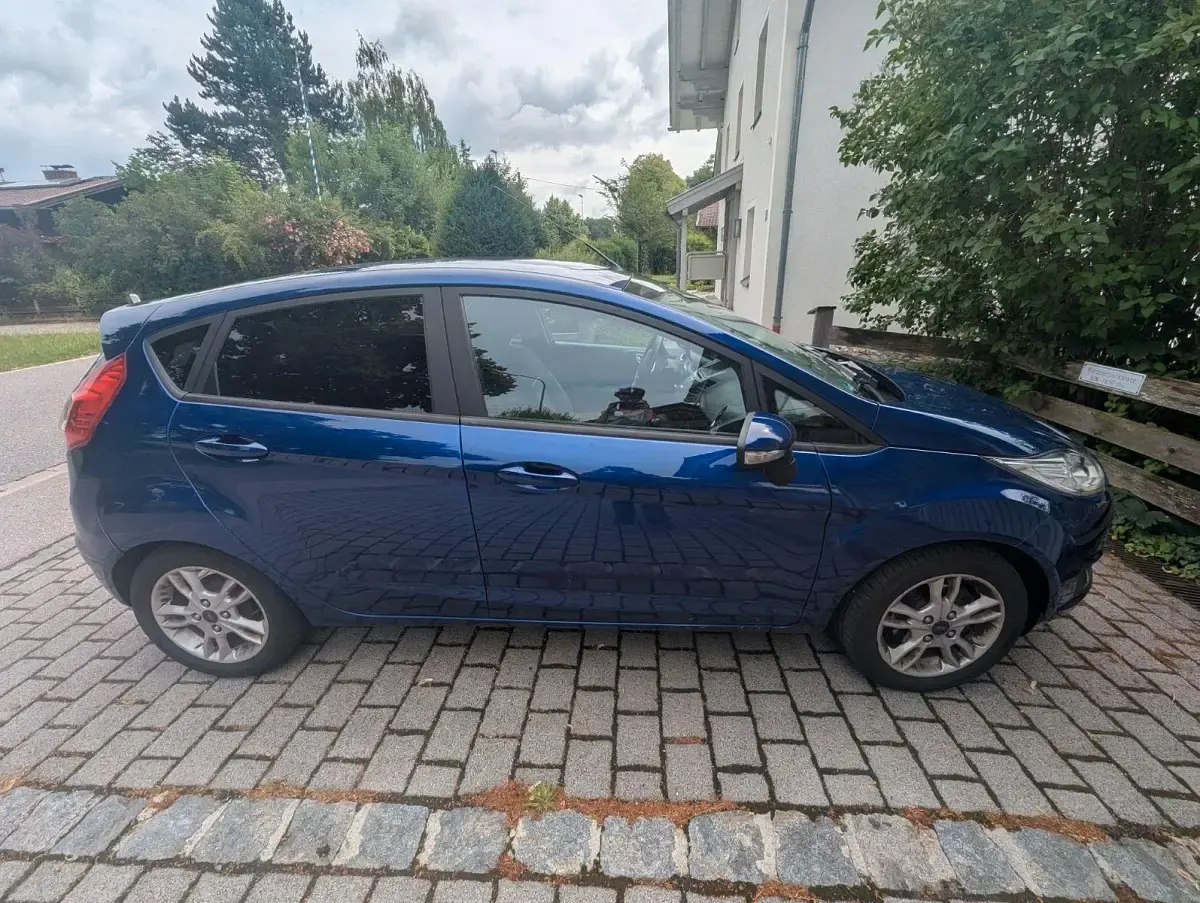 Gebraucht Ford Fiesta SYNC Edition 101 PS (74 kW) 2015 Blau Kleinwagen