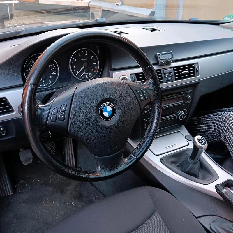 Gebraucht BMW 318 129 PS (94 kW) 2007 Blau Kombi