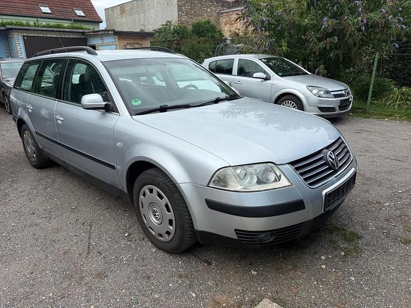 Grau Gebraucht 2004 VW Passat Kombi | 590 € (Superpreis) - Bild 1/4