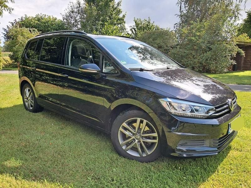 Schwarz Gebraucht 2016 VW Touran Comfortline Van / Kleinbus | 15.900 € - Bild 1/4