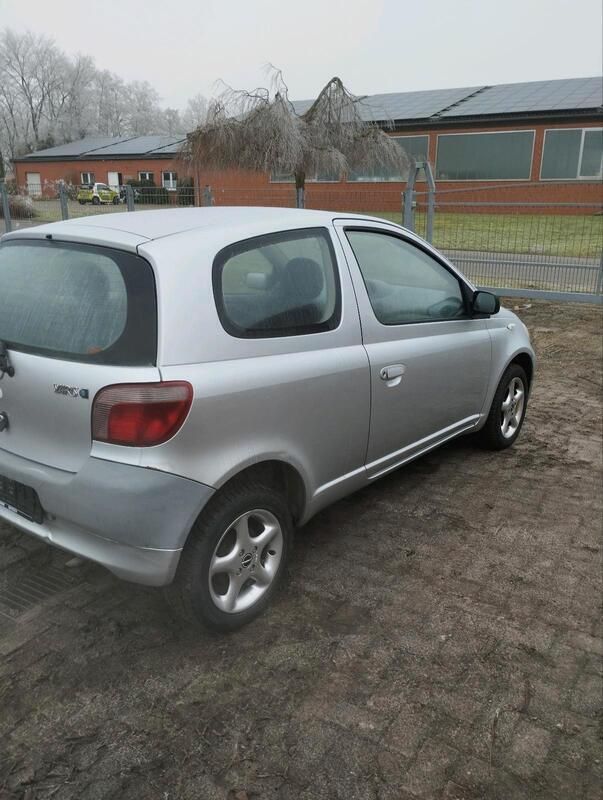 Silber Gebraucht 1999 Toyota Yaris Kleinwagen | 1.150 € (Teuer) - Bild 1/4