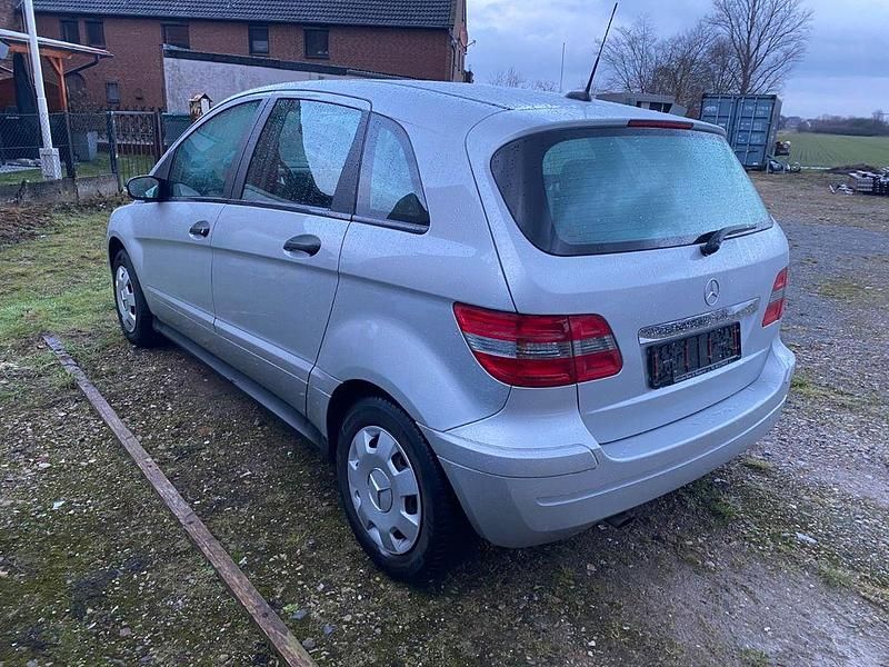 Gebraucht Mercedes B150 95 PS (69 kW) 2007 Silber Van / Kleinbus