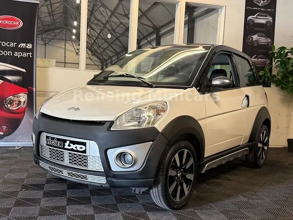 Second-hand Ligier IXO 2012 Alb Hatchback