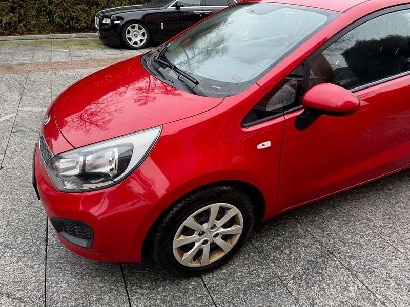 Gebraucht Kia Rio Edition 7 109 PS (80 kW) 2013 Rot Kleinwagen