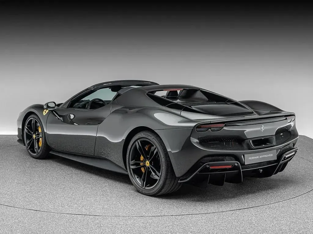 Gebraucht Ferrari 296 829 PS (609 kW) 2025 Canna di fucile Cabrio