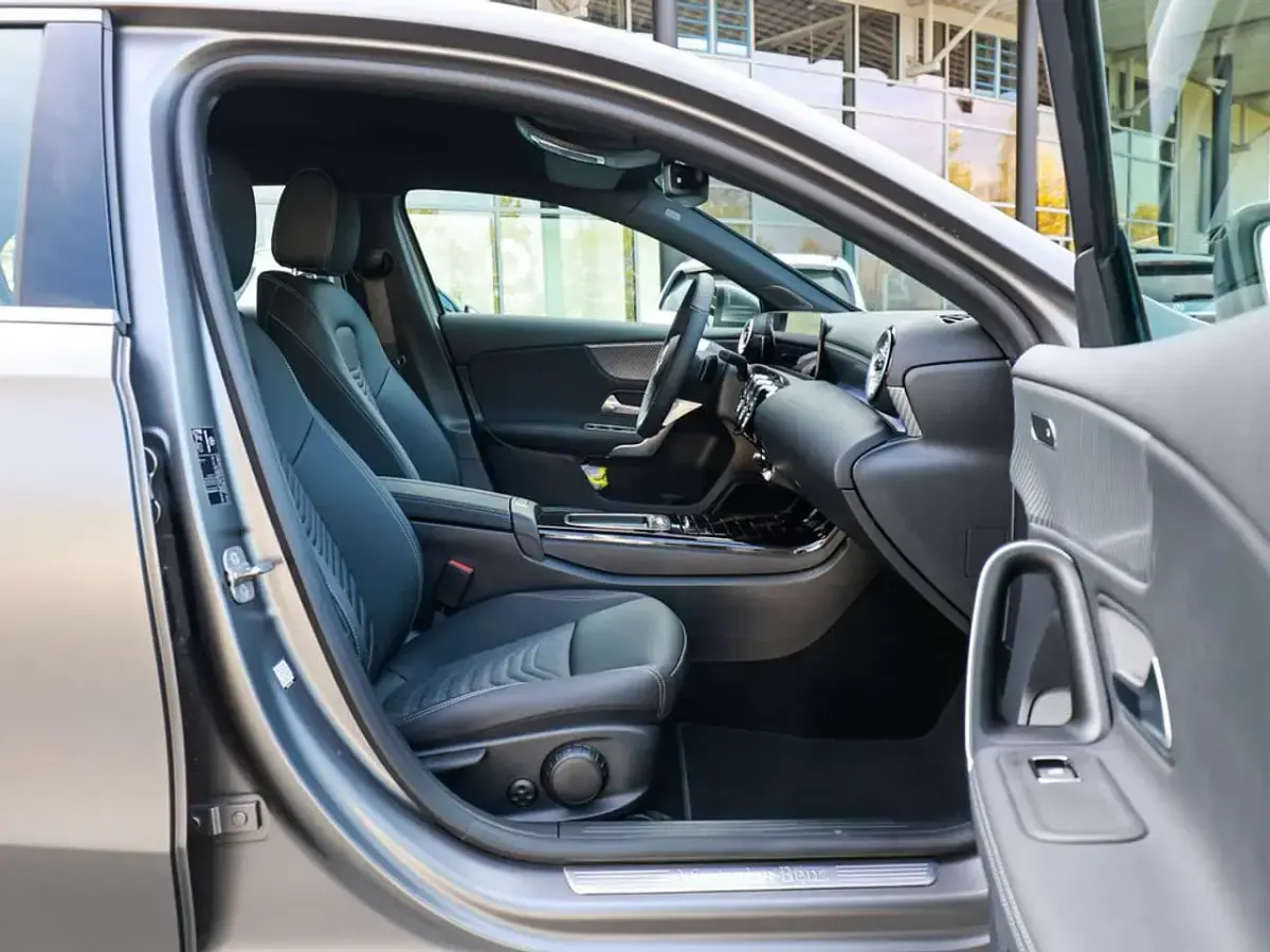 Gebraucht Mercedes A200 Advanced Plus 163 PS (119 kW) 2026 Andere / manufaktur magno lack manufaktur Limousine