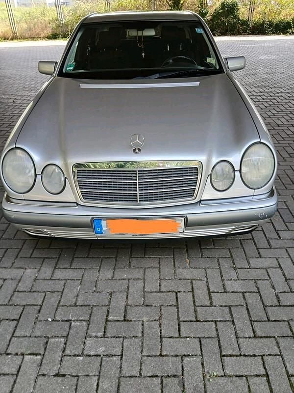 Silber Gebraucht 1999 Mercedes E240 Elegance Limousine | 3.900 € - Bild 1/4